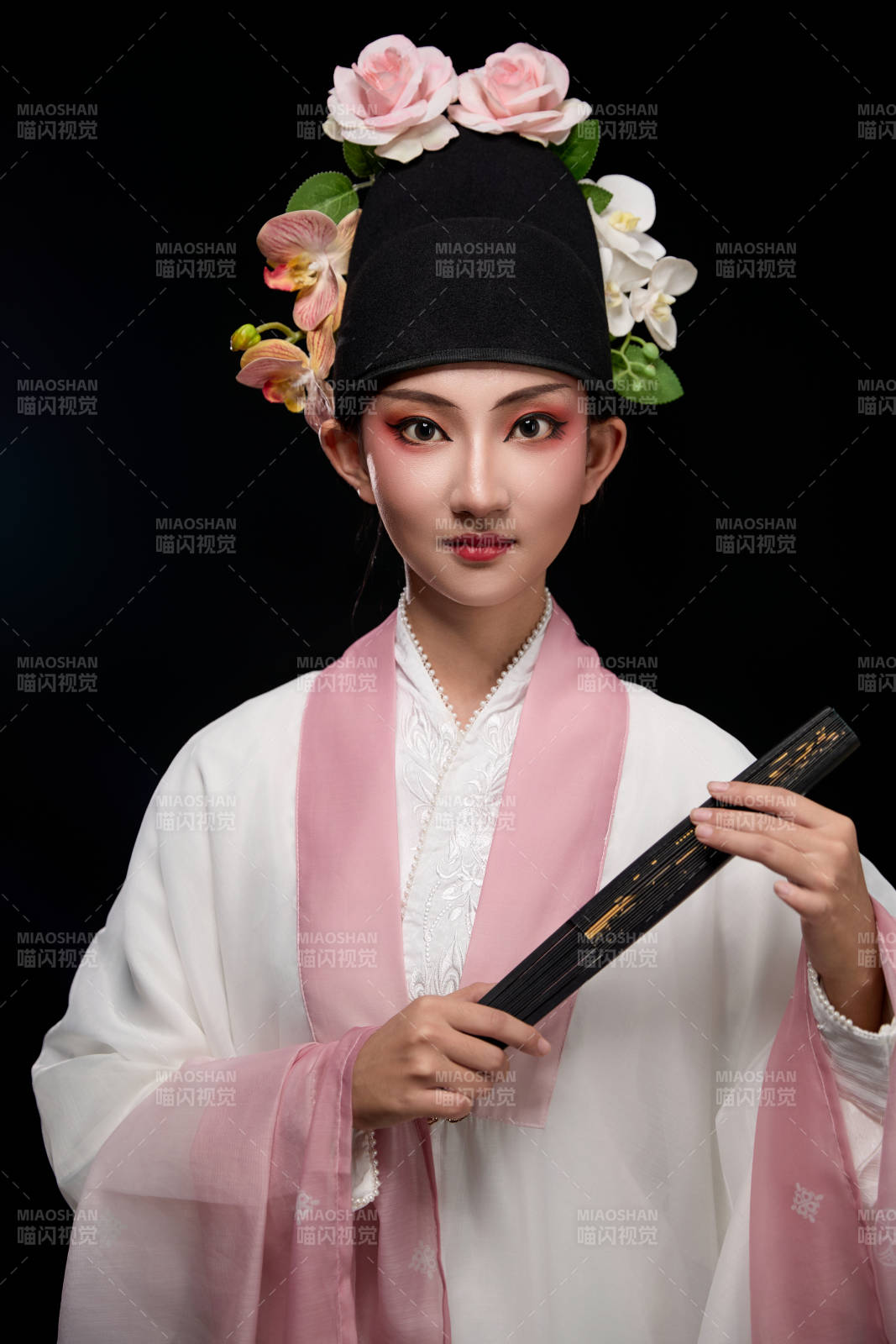 身着粤剧戏曲反串装扮手持折扇的青年女性图片