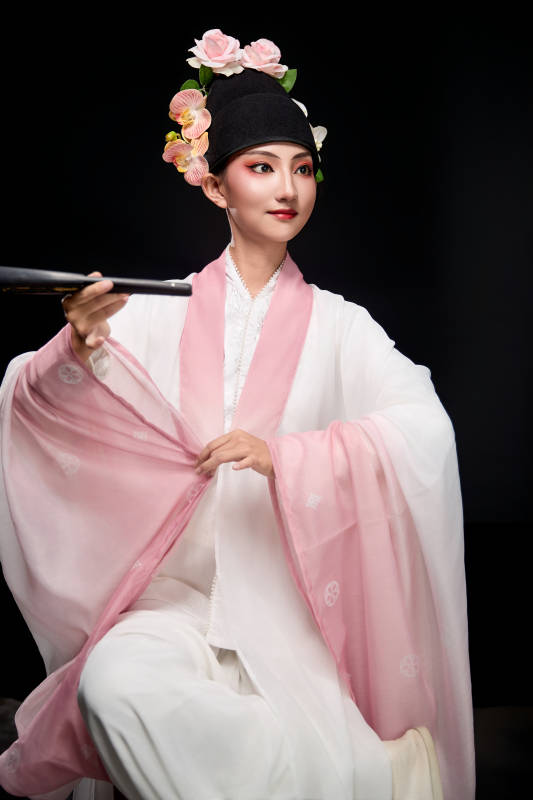 身着粤剧戏曲反串装扮手持折扇的青年女性图片