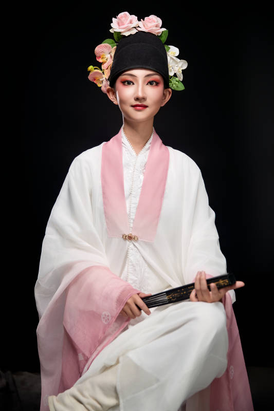 身着粤剧戏曲反串装扮手持折扇的青年女性图片