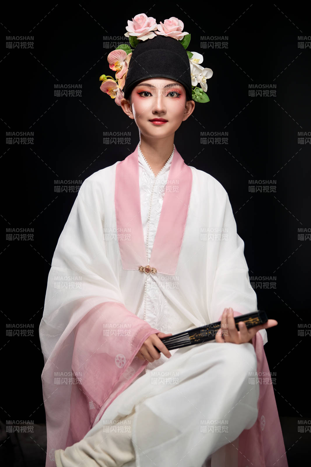 身着粤剧戏曲反串装扮手持折扇的青年女性图片