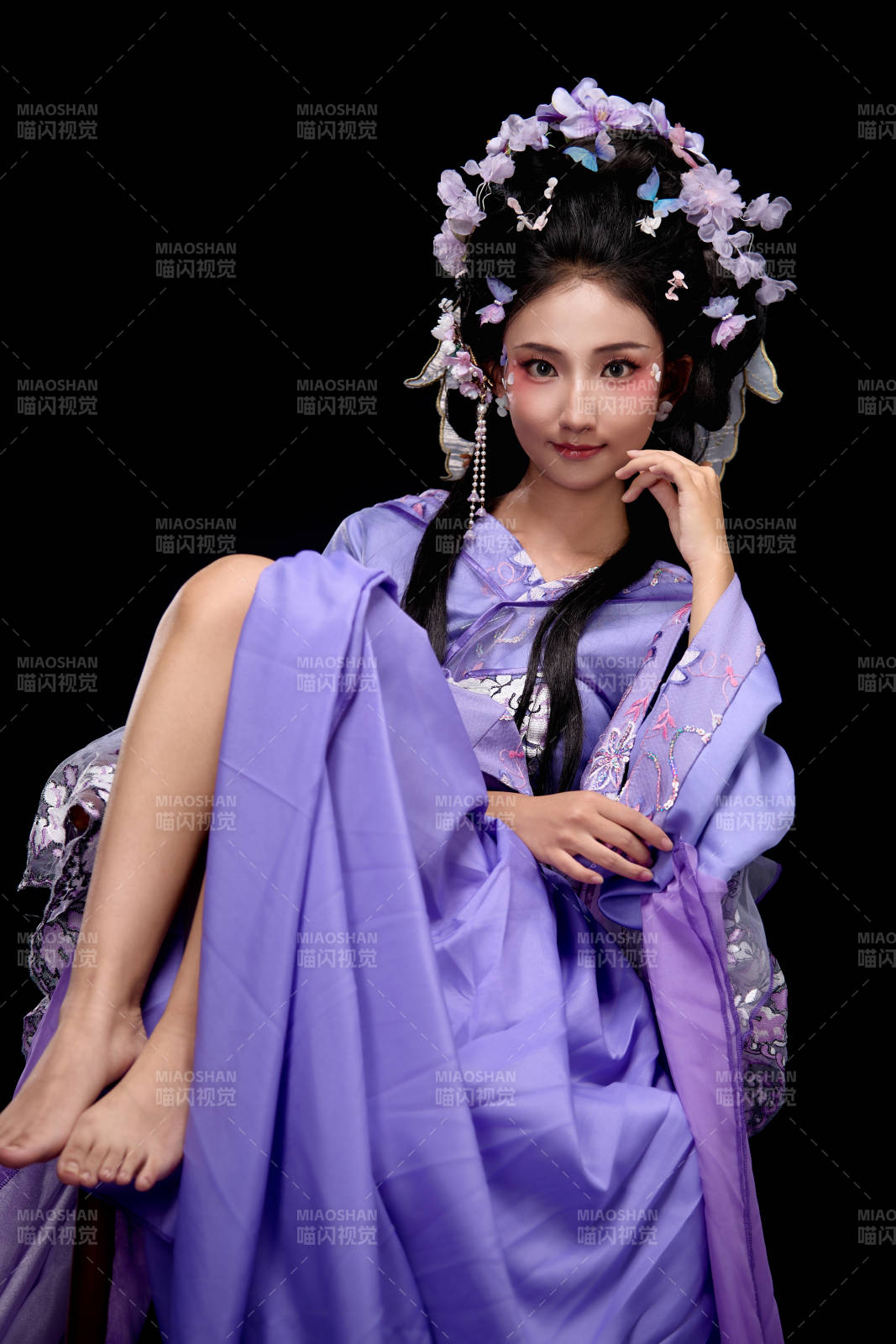 身着簪花仕女装扮坐在木桌上的东方女性图片