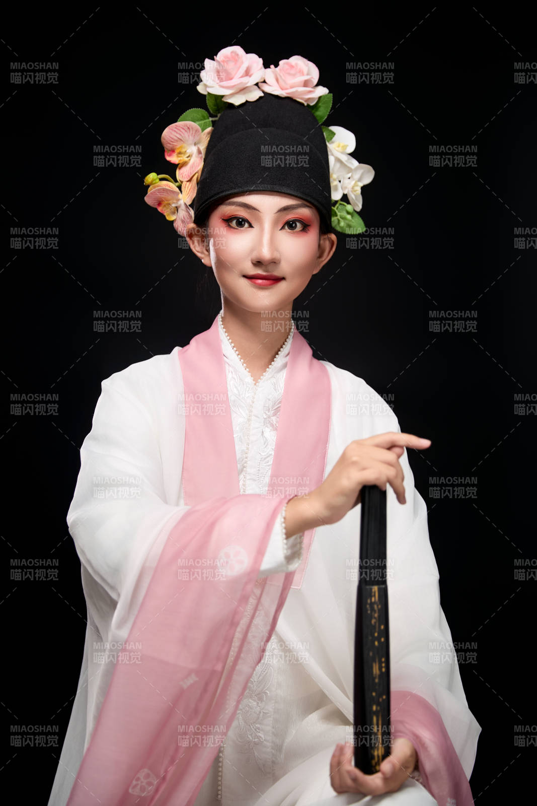 身着粤剧戏曲反串装扮手持折扇的青年女性图片