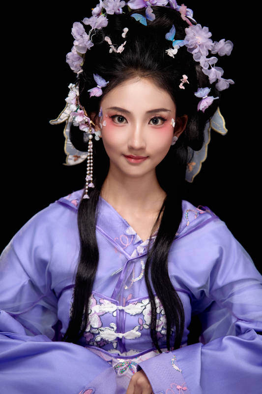 身着簪花仕女装扮坐在木桌上的东方女性图片