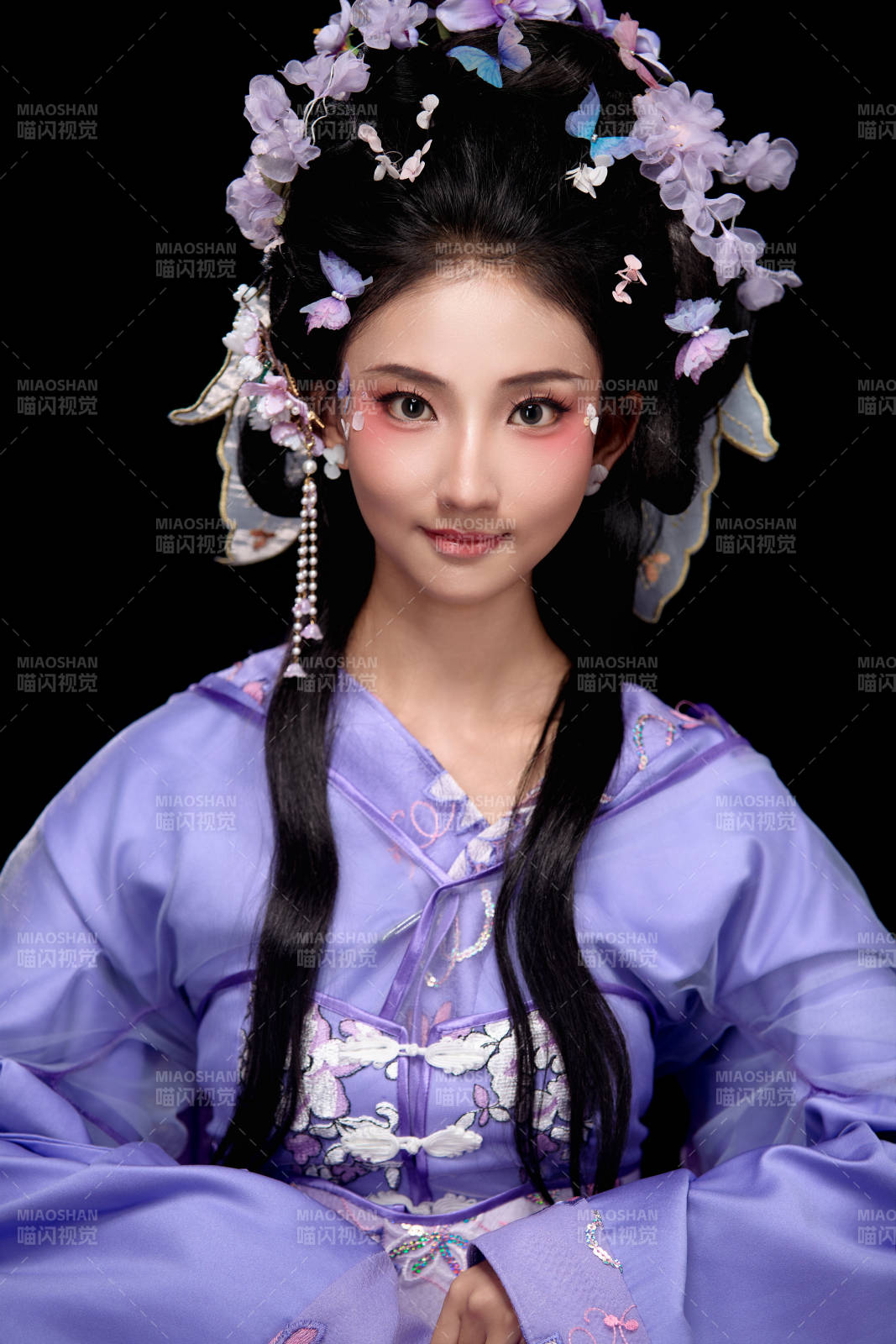 身着簪花仕女装扮坐在木桌上的东方女性图片