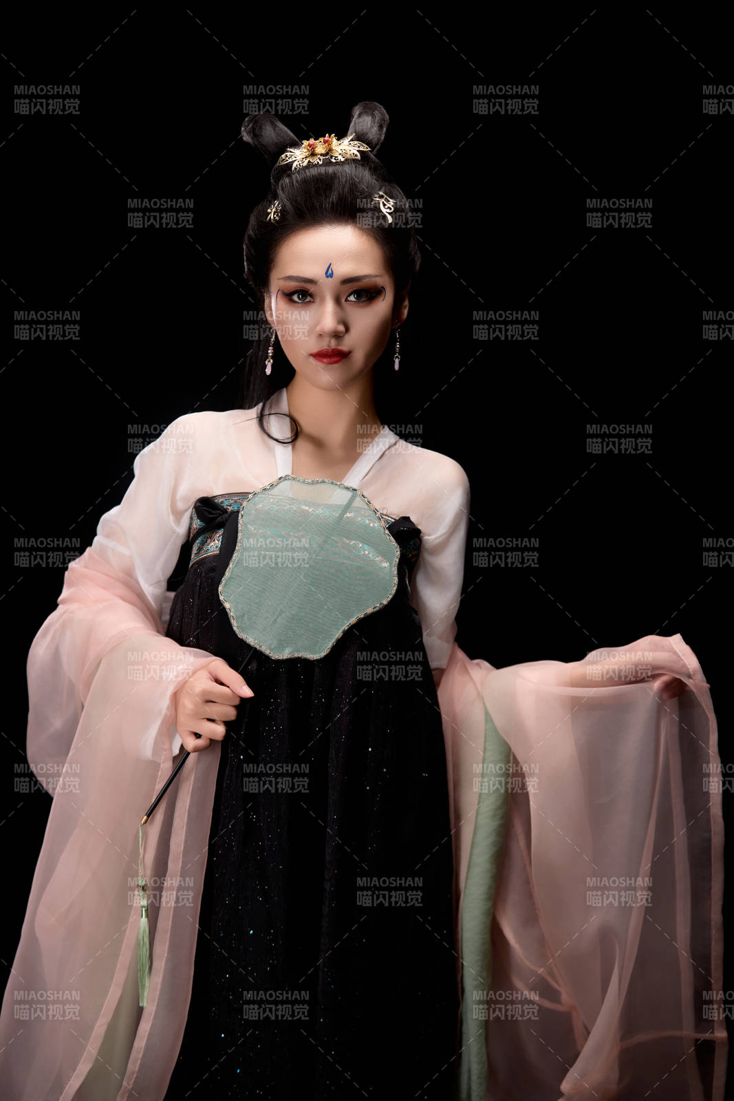 手持轻扇展示唐代服饰妆容造型的东方女性图片