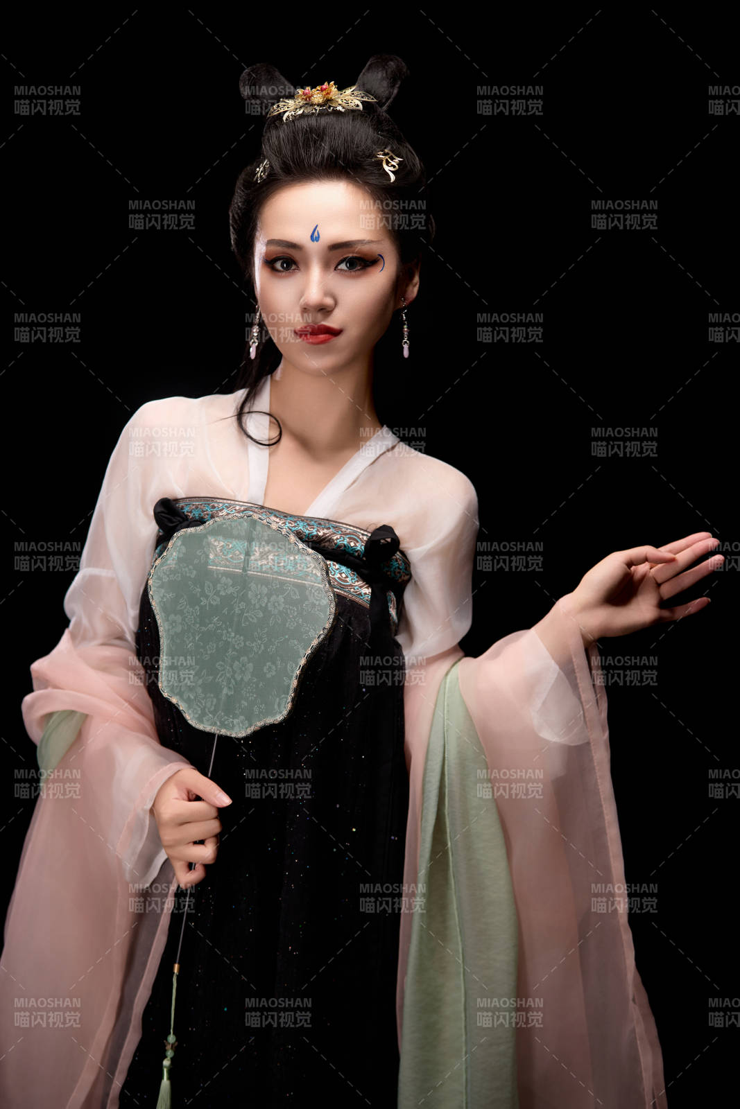 手持轻扇展示唐代服饰妆容造型的东方女性图片