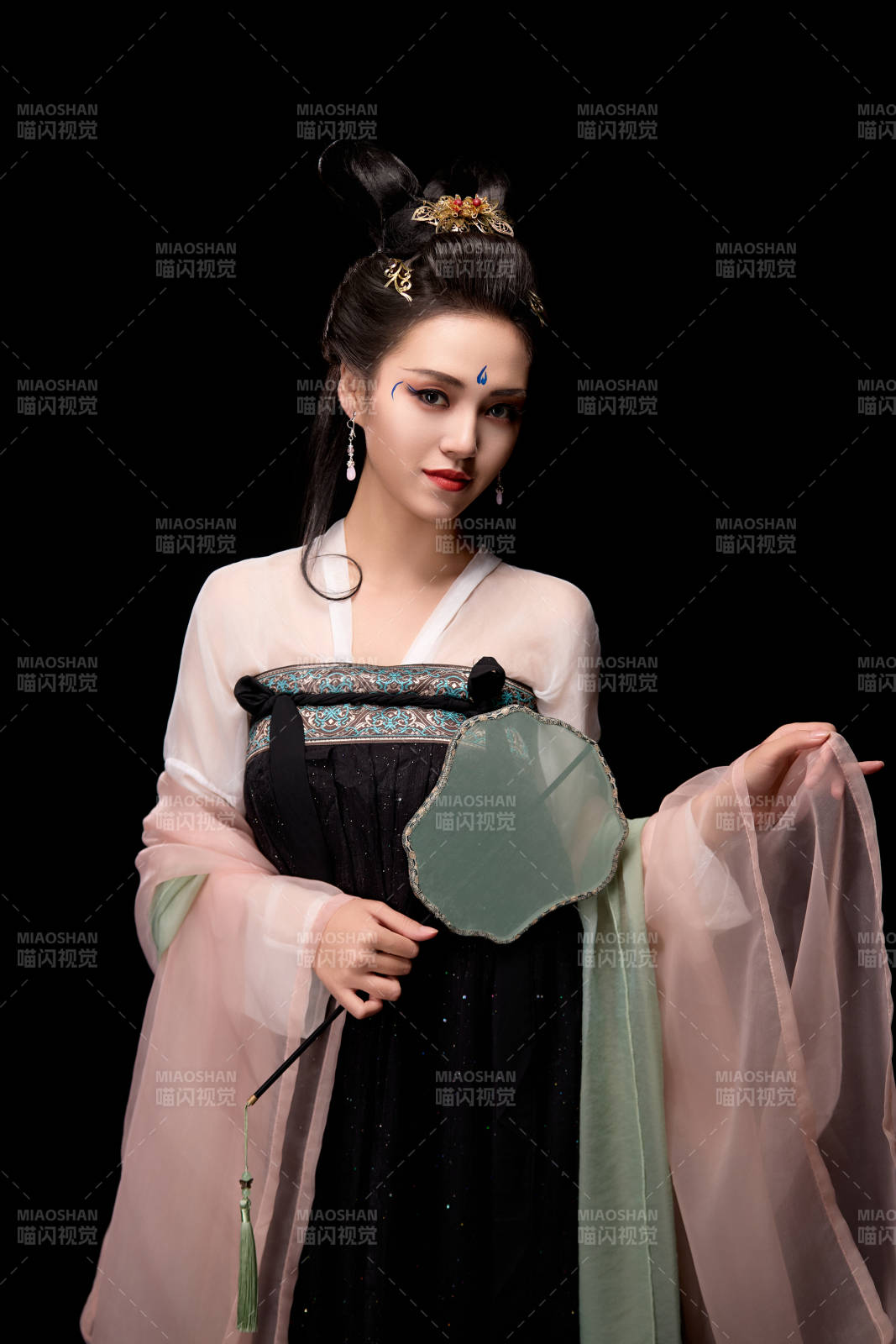 手持轻扇展示唐代服饰妆容造型的东方女性图片