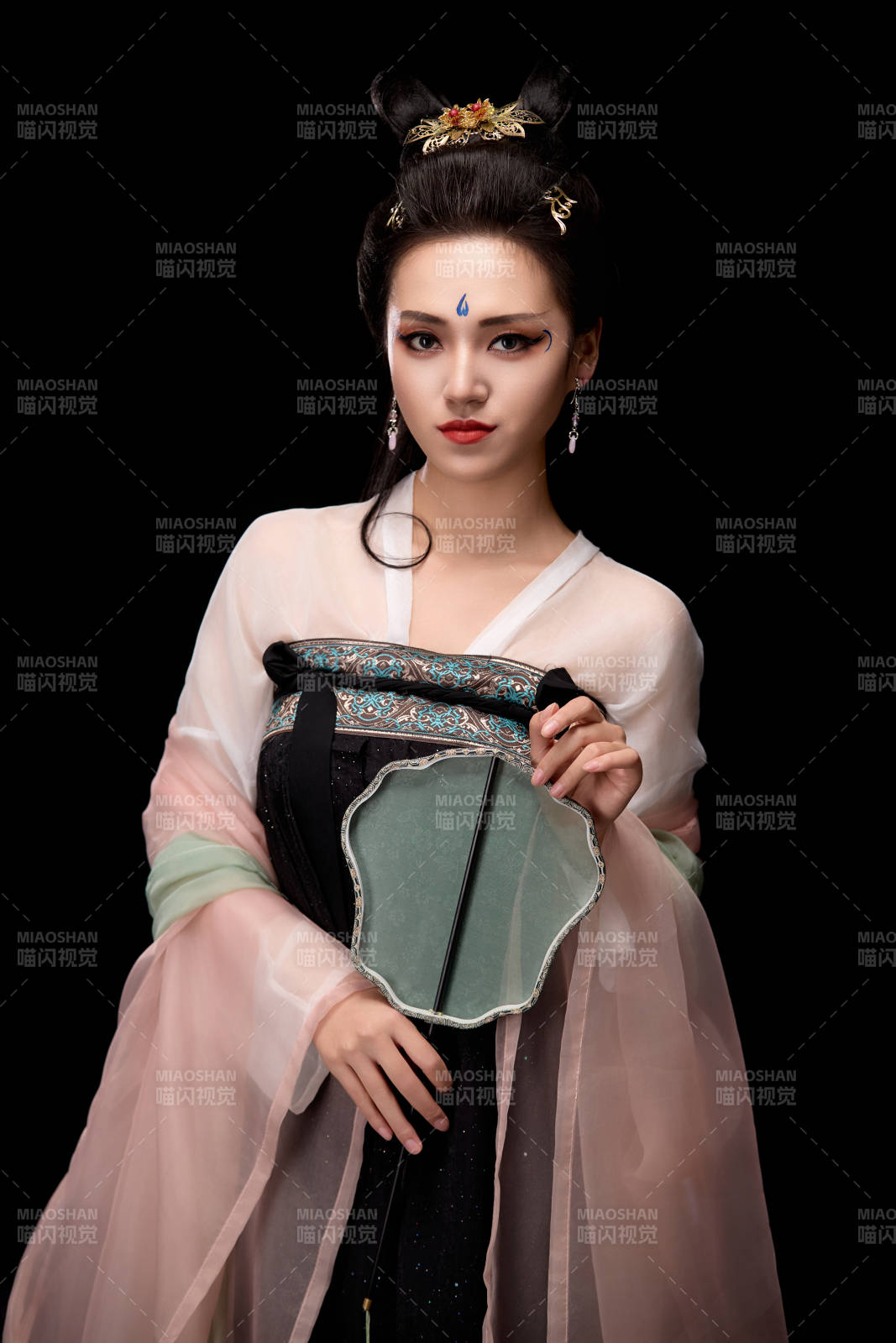 手持轻扇展示唐代服饰妆容造型的东方女性图片