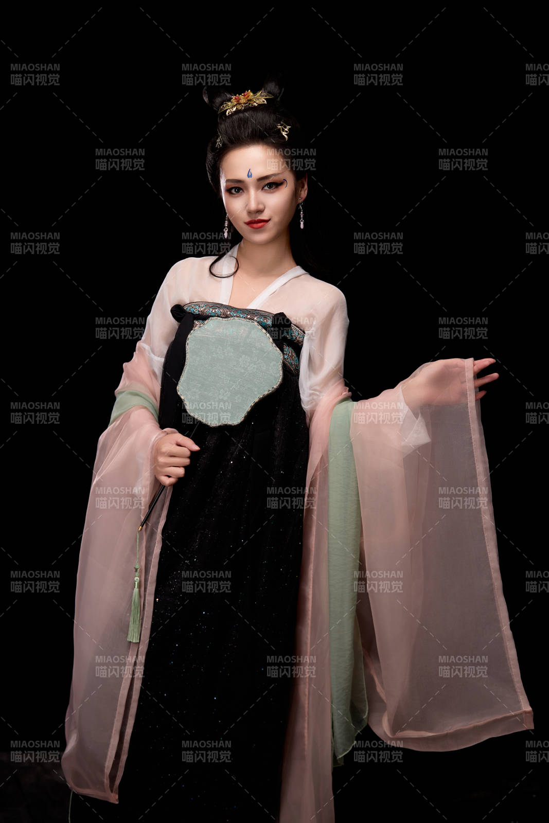 手持轻扇展示唐代服饰妆容造型的东方女性图片