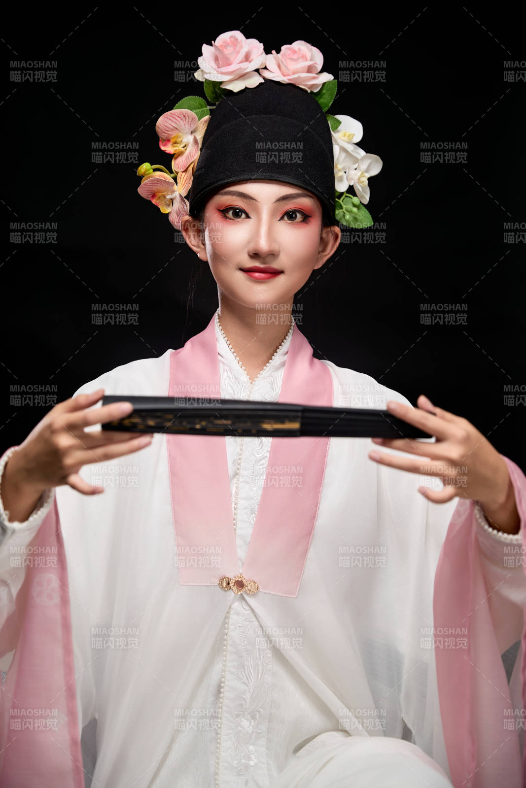 身着粤剧戏曲反串装扮手持折扇的青年女性图片