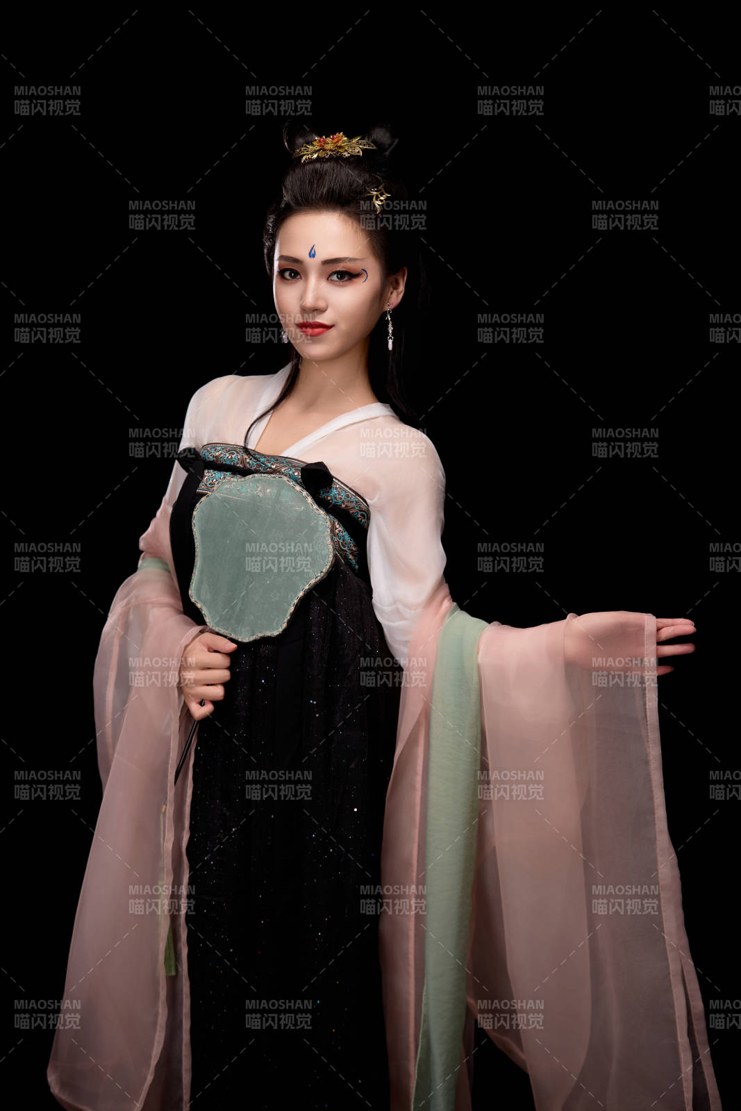 手持轻扇展示唐代服饰妆容造型的东方女性图片