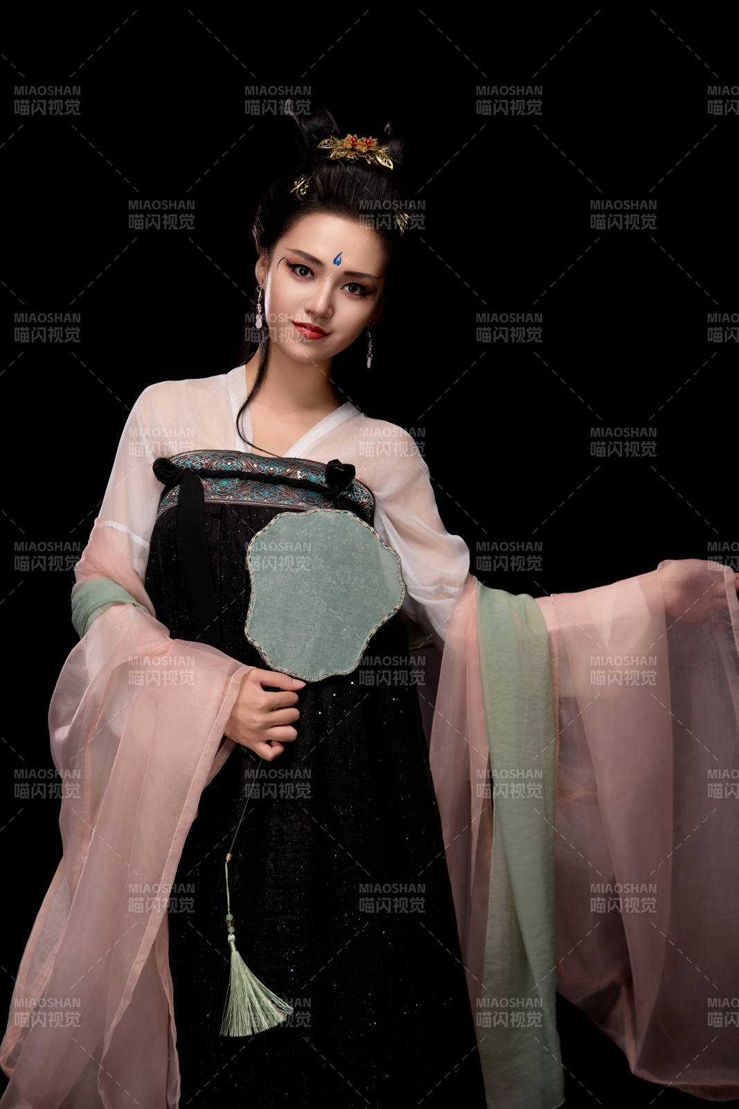 手持轻扇展示唐代服饰妆容造型的东方女性图片