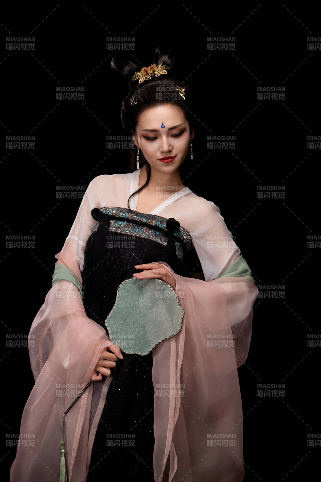 手持轻扇展示唐代服饰妆容造型的东方女性图片