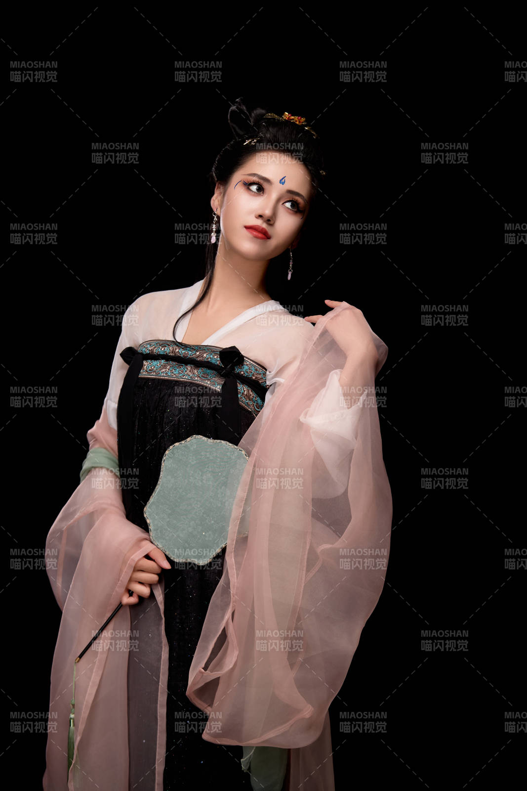 手持轻扇展示唐代服饰妆容造型的东方女性图片