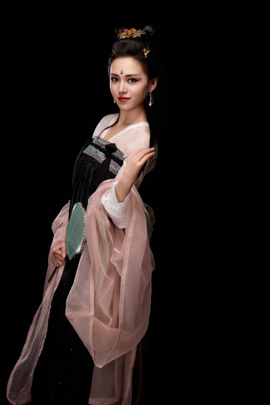 手持轻扇展示唐代服饰妆容造型的东方女性图片
