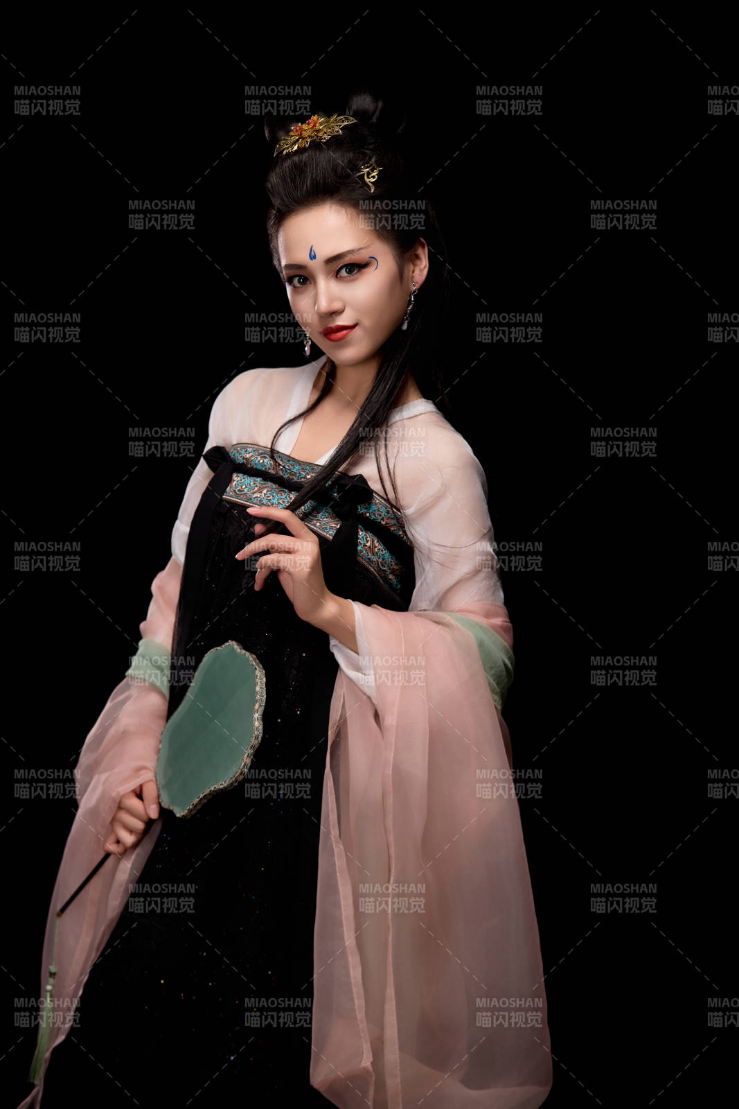 手持轻扇展示唐代服饰妆容造型的东方女性图片