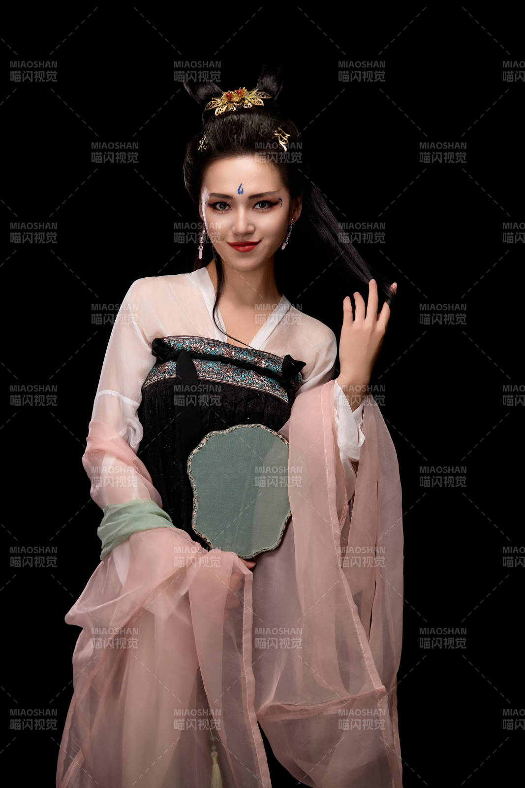 手持轻扇展示唐代服饰妆容造型的东方女性图片