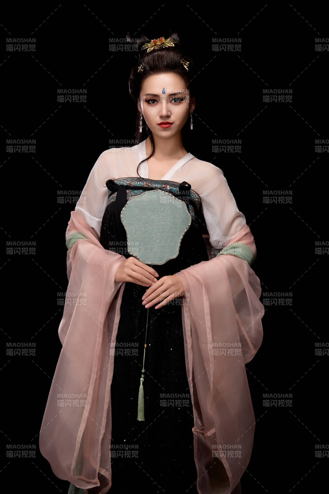 手持轻扇展示唐代服饰妆容造型的东方女性图片