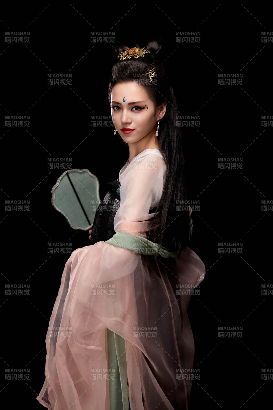 手持轻扇展示唐代服饰妆容造型的东方女性图片