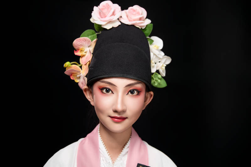 身着粤剧戏曲反串装扮手持折扇的青年女性图片