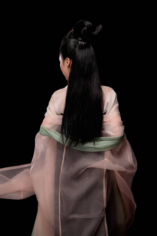 手持轻扇展示唐代服饰妆容造型的东方女性图片