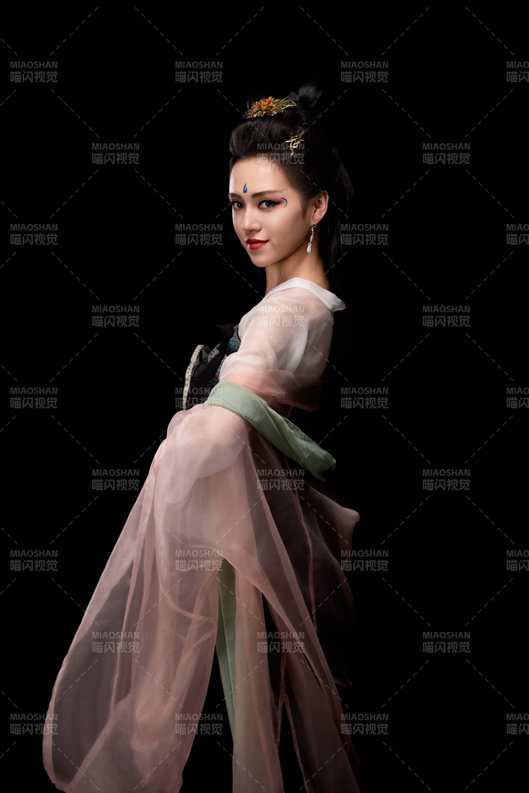 手持轻扇展示唐代服饰妆容造型的东方女性图片