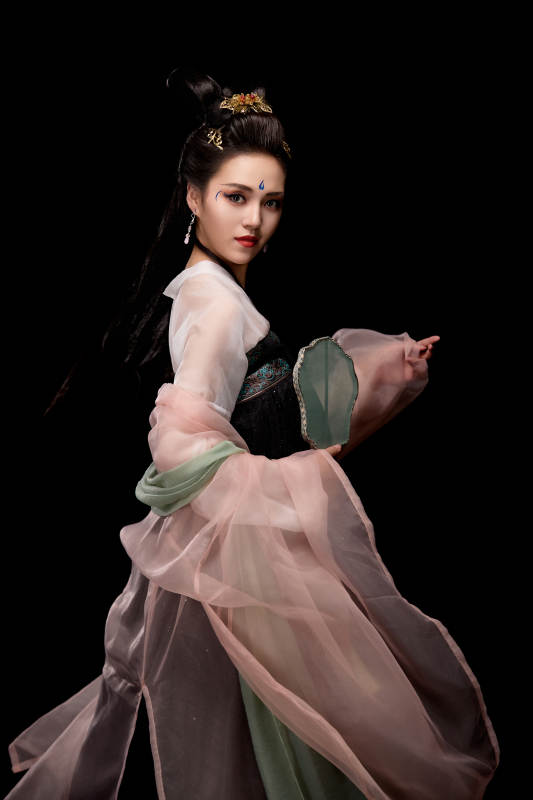 手持轻扇展示唐代服饰妆容造型的东方女性图片