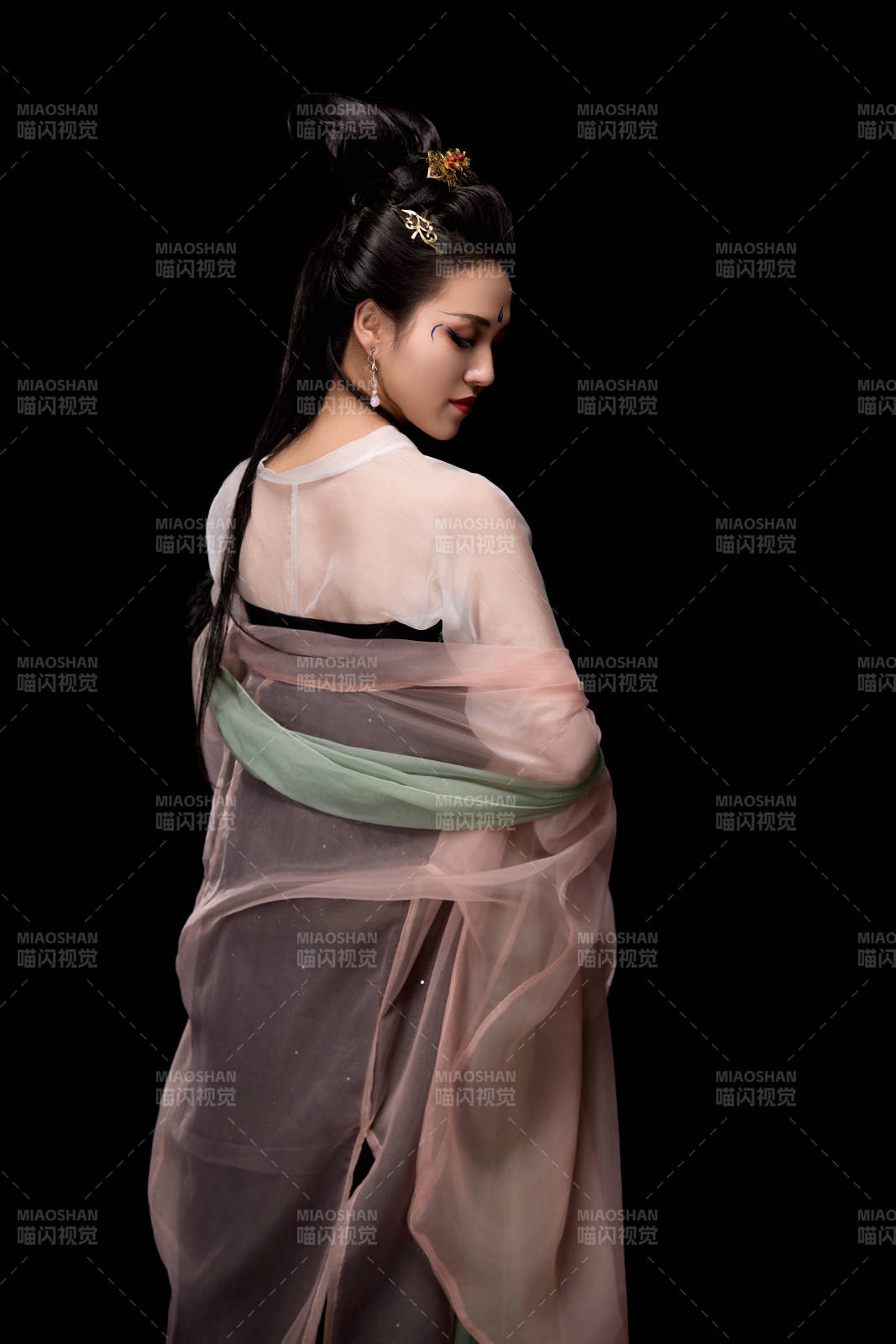 手持轻扇展示唐代服饰妆容造型的东方女性图片