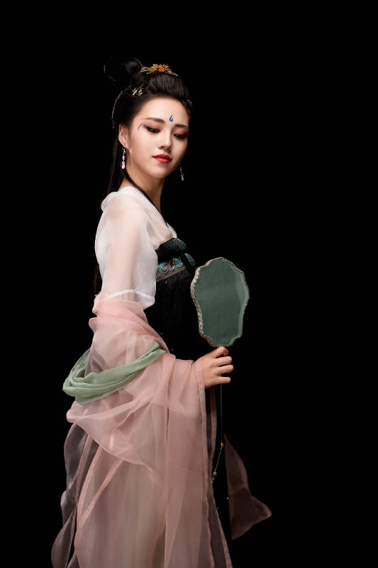 手持轻扇展示唐代服饰妆容造型的东方女性图片