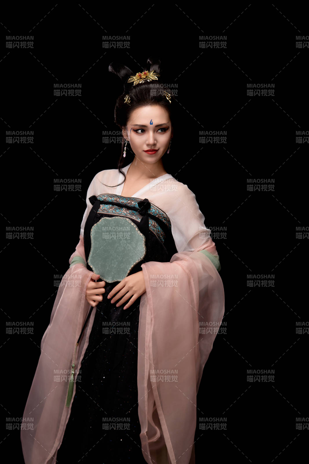 手持轻扇展示唐代服饰妆容造型的东方女性图片