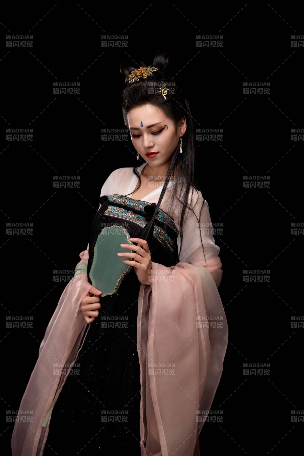 手持轻扇展示唐代服饰妆容造型的东方女性图片