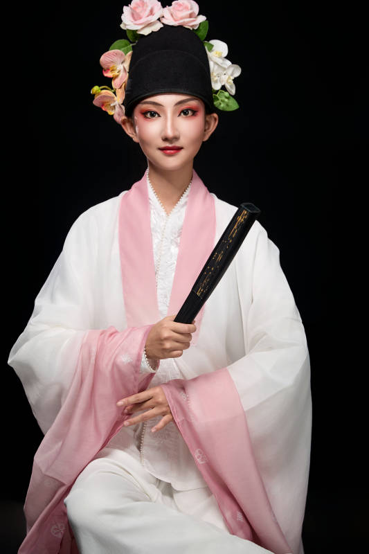 身着粤剧戏曲反串装扮手持折扇的青年女性图片