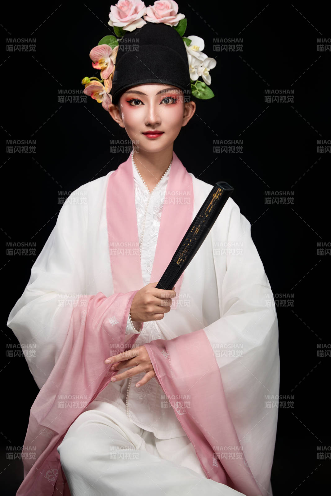 身着粤剧戏曲反串装扮手持折扇的青年女性图片