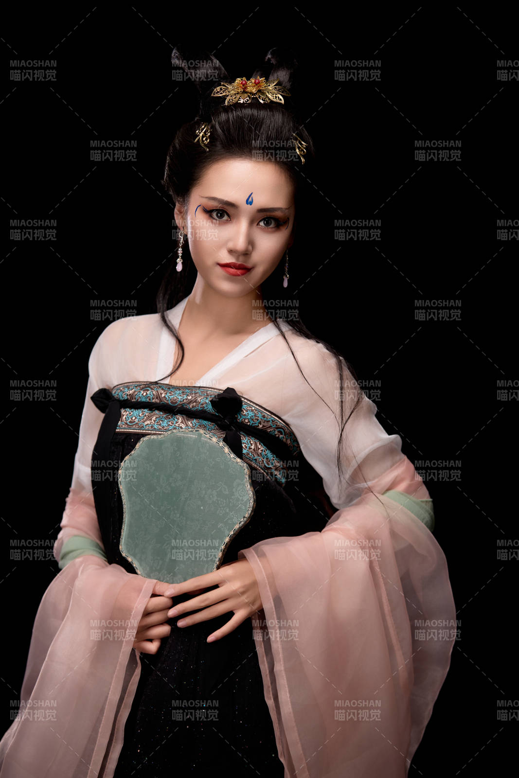 手持轻扇展示唐代服饰妆容造型的东方女性图片