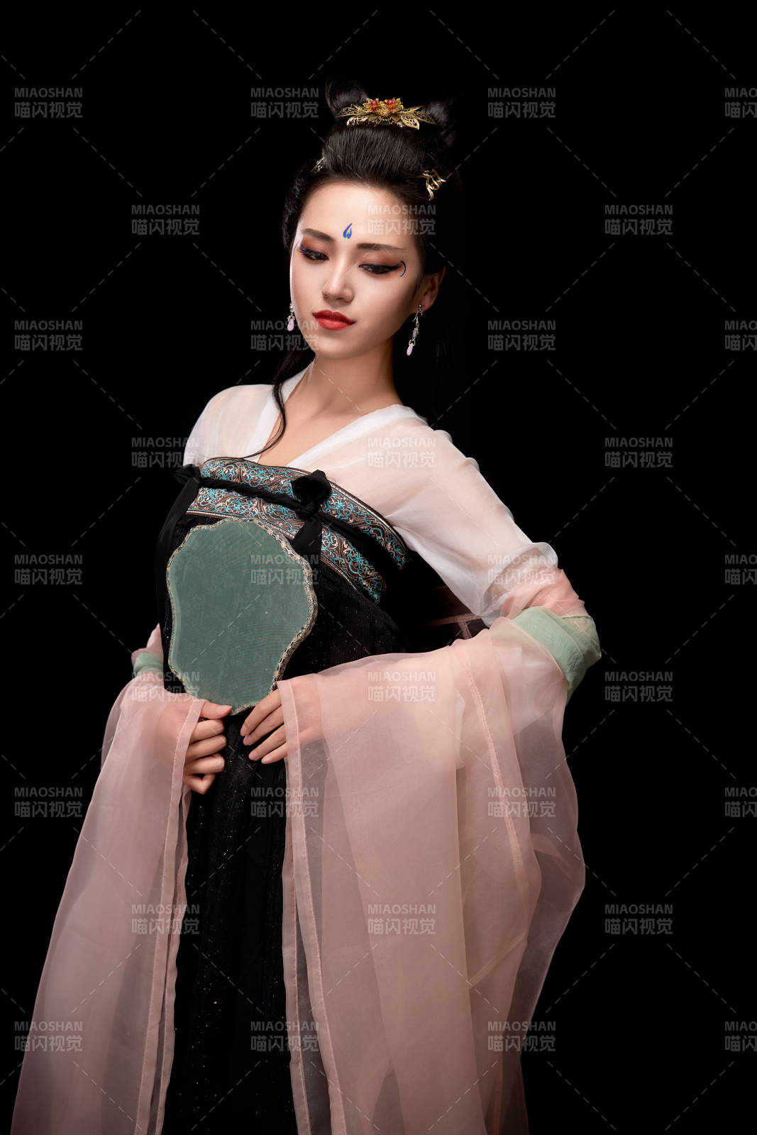 手持轻扇展示唐代服饰妆容造型的东方女性图片