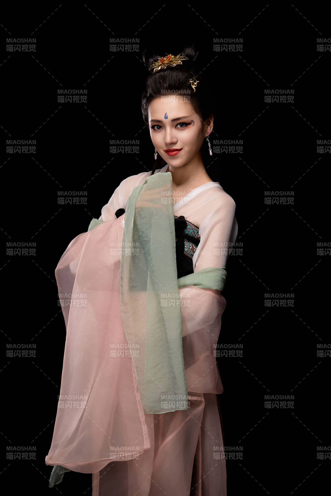 展示唐代服饰妆容造型的东方女性图片