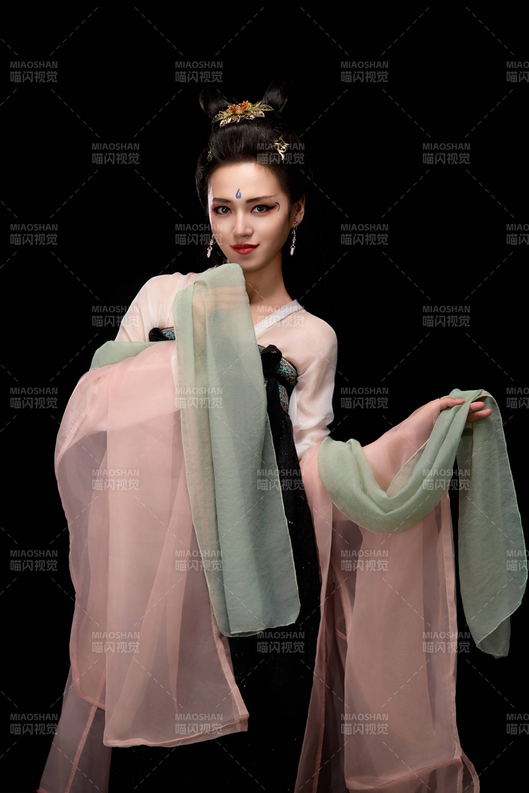 展示唐代服饰妆容造型的东方女性图片