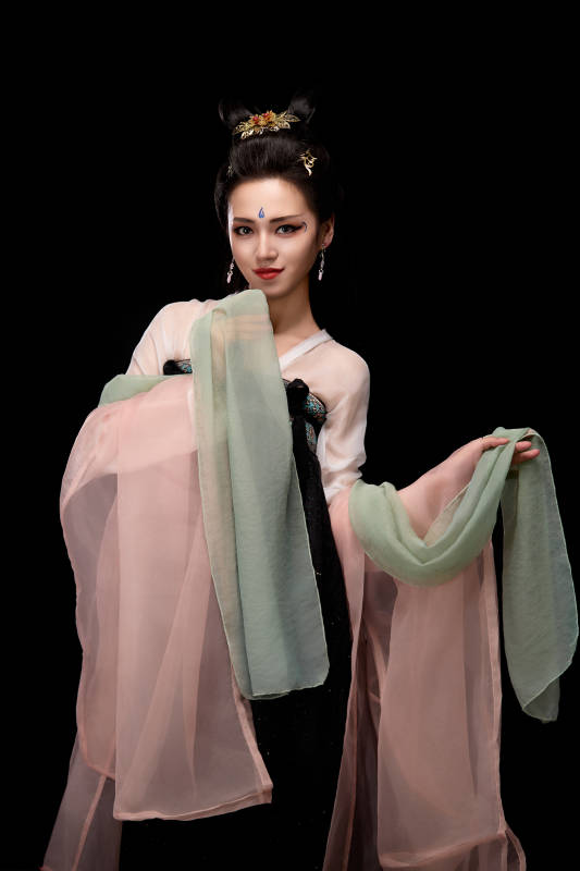 展示唐代服饰妆容造型的东方女性图片