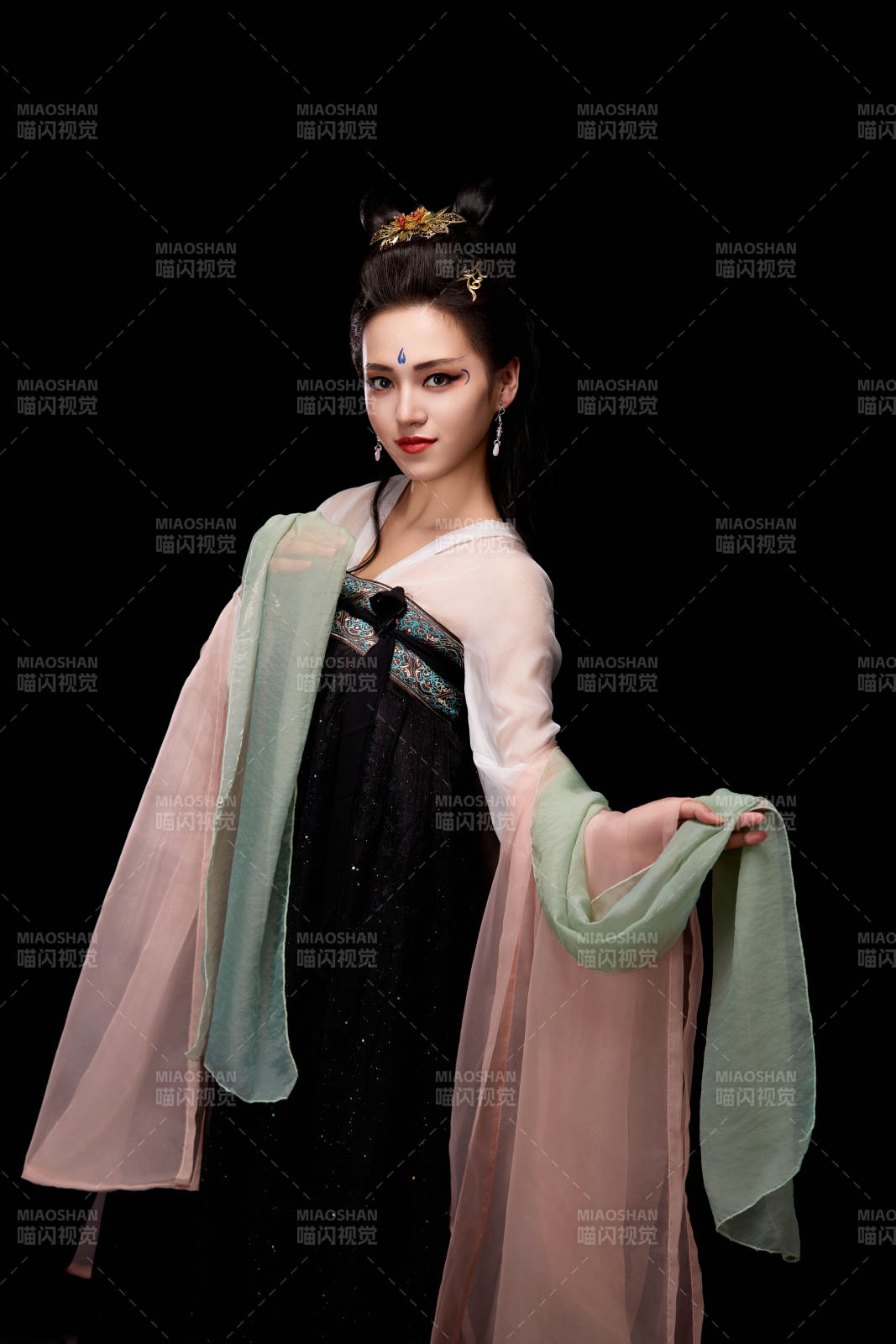 展示唐代服饰妆容造型的东方女性图片