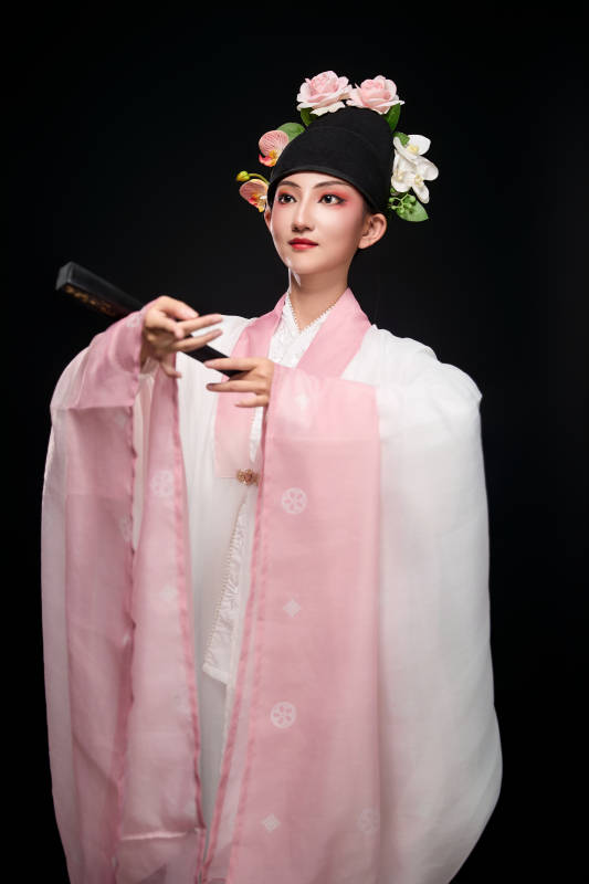 身着粤剧戏曲反串装扮手持折扇的青年女性图片