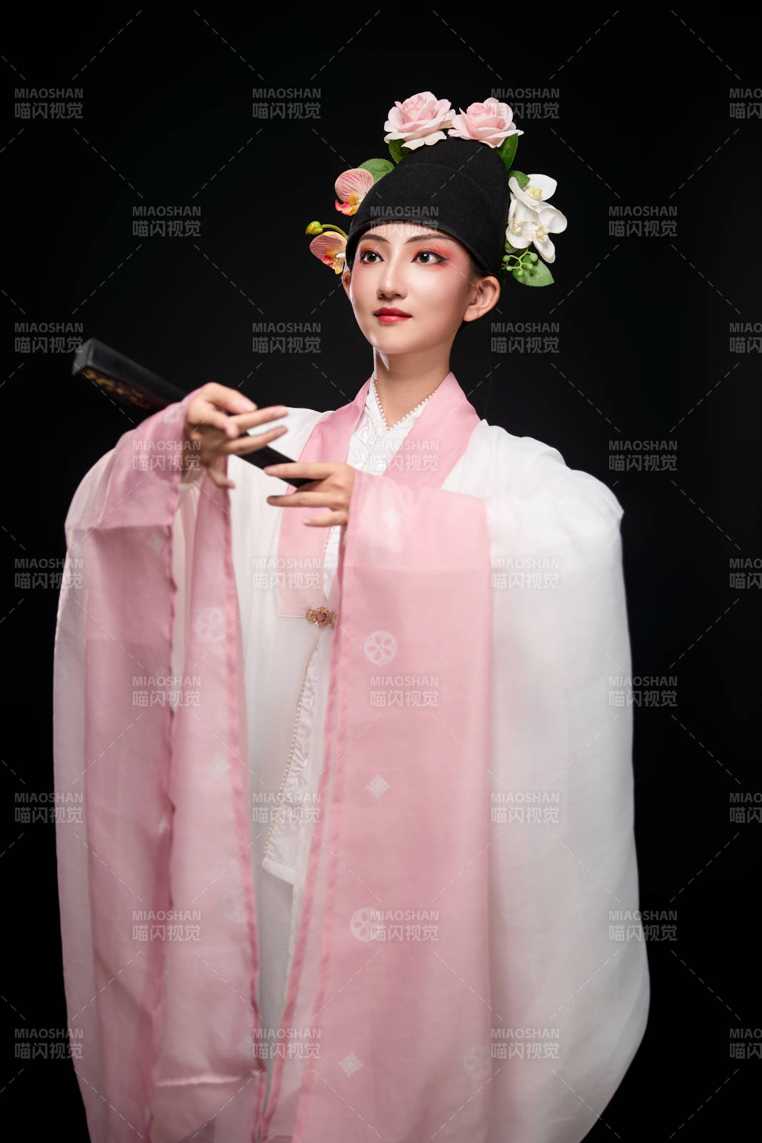 身着粤剧戏曲反串装扮手持折扇的青年女性图片