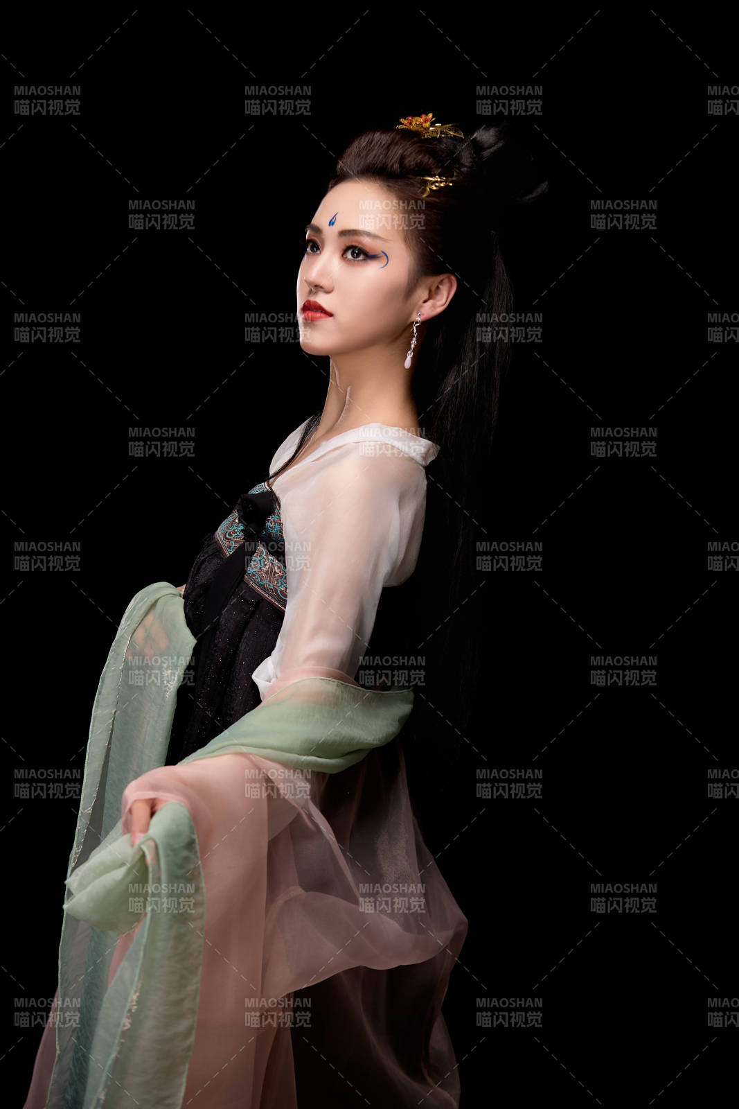 展示唐代服饰妆容造型的东方女性图片