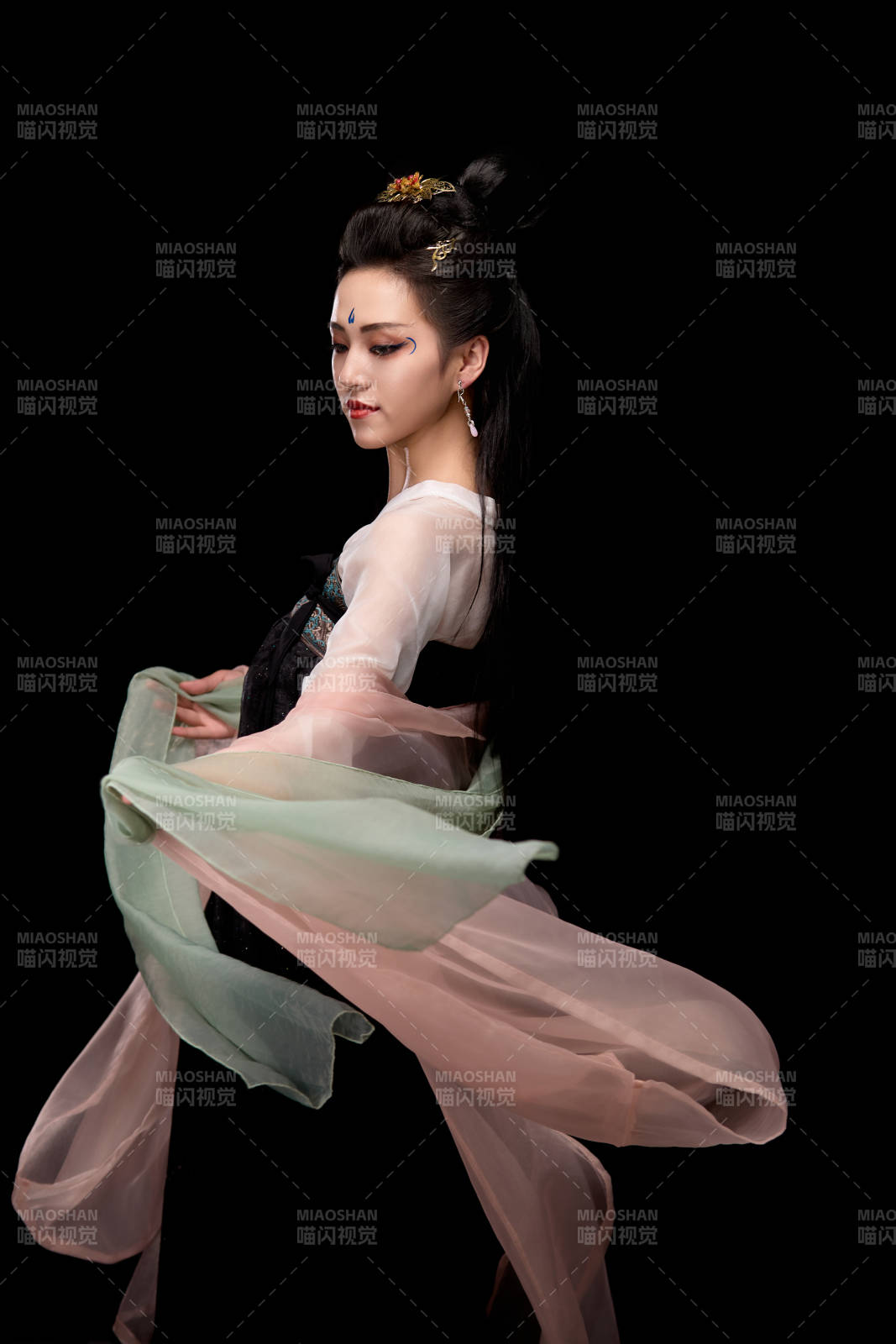 展示唐代服饰妆容造型的东方女性图片