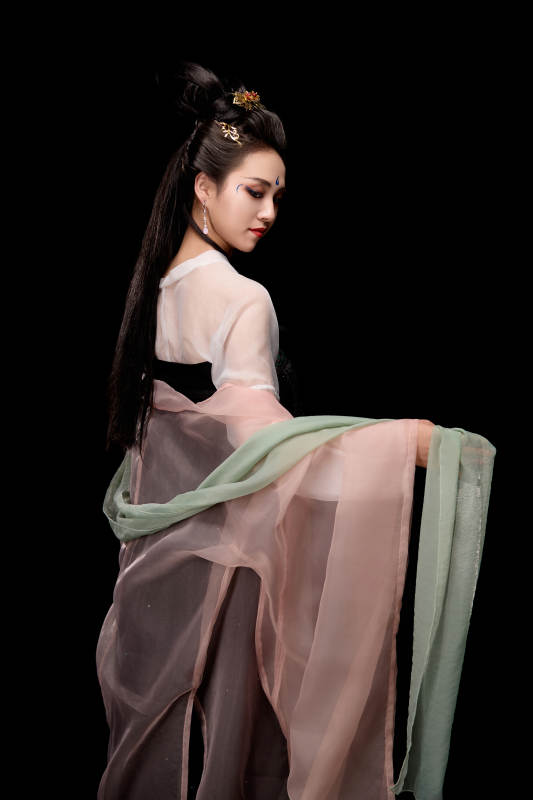 展示唐代服饰妆容造型的东方女性图片