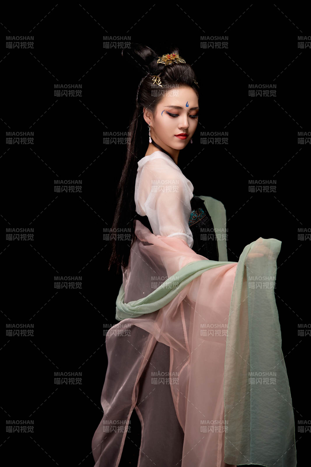 展示唐代服饰妆容造型的东方女性图片