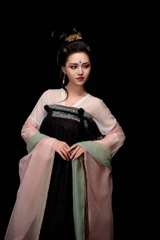 展示唐代服饰妆容造型的东方女性图片