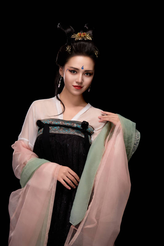 展示唐代服饰妆容造型的东方女性图片