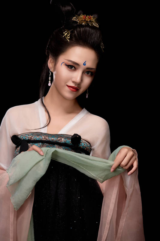 展示唐代服饰妆容造型的东方女性图片