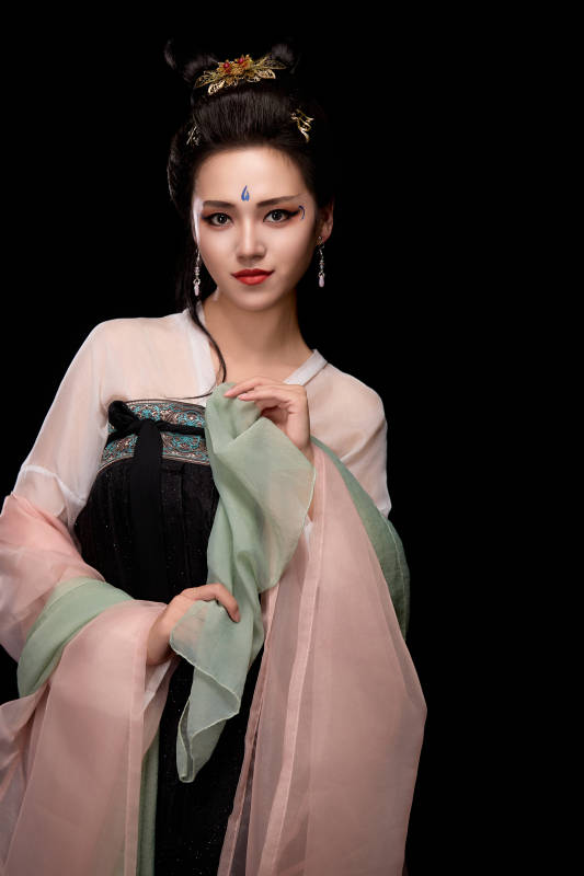 展示唐代服饰妆容造型的东方女性图片