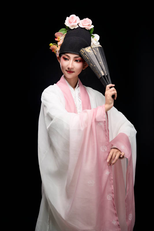 身着粤剧戏曲反串装扮手持折扇的青年女性图片